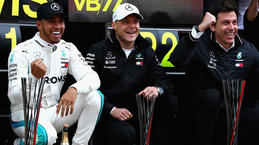Lewis Hamilton, Valtteri Bottas ja Toto Wolff juhlivat F1-kauden ensimmäistä kaksoisvoittoa Barcelonassa.