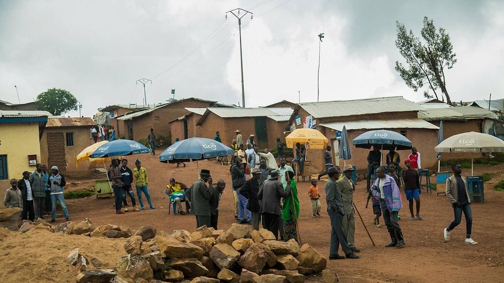 Maahan saapui eilen ensimmäiset annokset kokeellista ebolarokotetta. WHO:n mukaan rokotukset on tarkoitus aloittaa viikonloppuna.