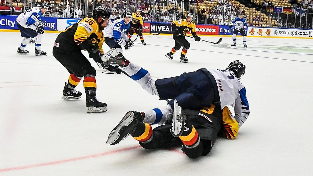 Miro Heiskanen (kasan päällä oikealla) ei osannut kunnolla avata, miksi Leijonat hävisi Saksalle.