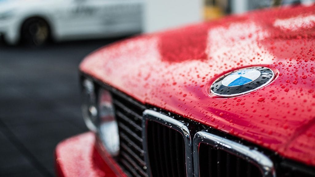 BMW valmistaa Britanniassa Mini- ja Rolls Royce -merkkisiä autoja ja työllistää noin 8 000 ihmistä.