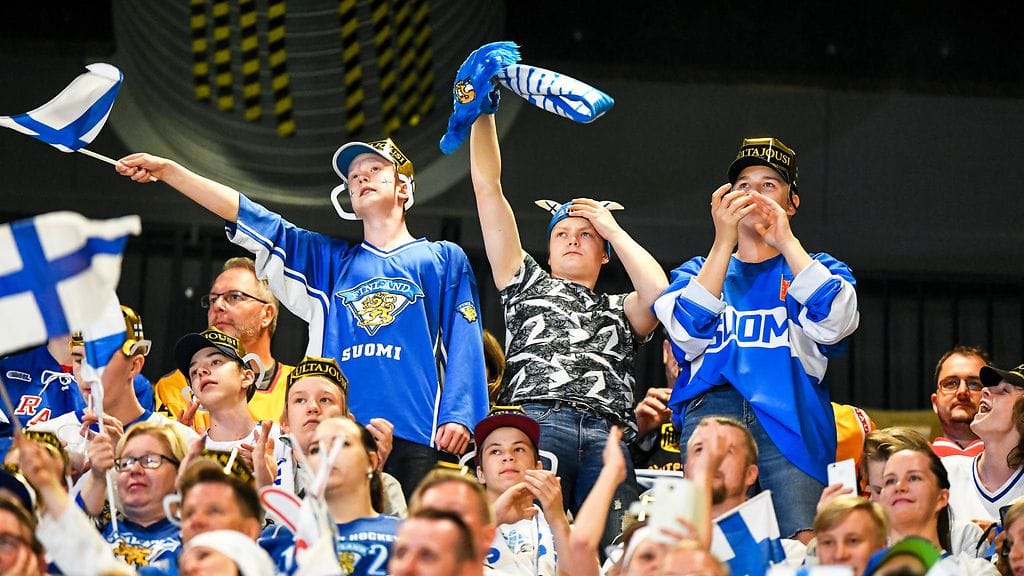 Suomen kannattajia jääkiekon MM-turnauksessa Tanskassa.