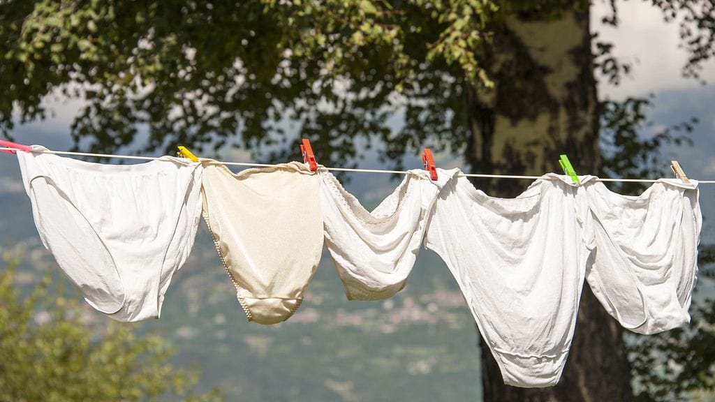 Moni käyttää "mummoalkkareita" niiden mukavuuden vuoksi. Kuvituskuva.