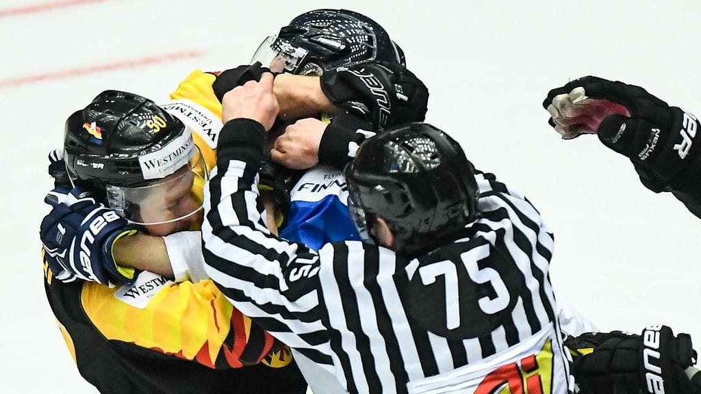 Tuomarin otteita sunnuntain Saksa–Suomi-ottelussa.