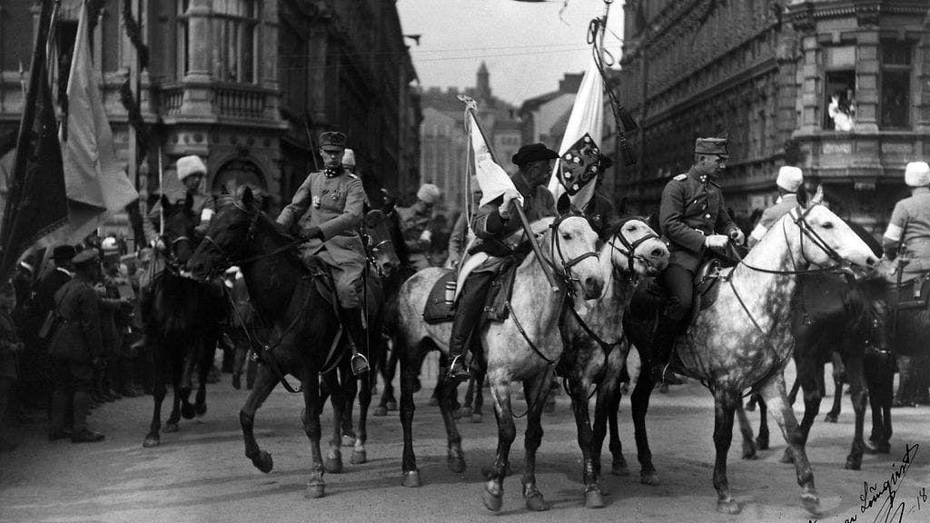 Valkoisten voitonparaati pidettiin Helsingissä 16.5.1918 Pääesikunnan ratsukko kääntyy Pohjoisesplanadilta puiston suuntaan ylipäällikkö Mannerheimin ohitettuaan.