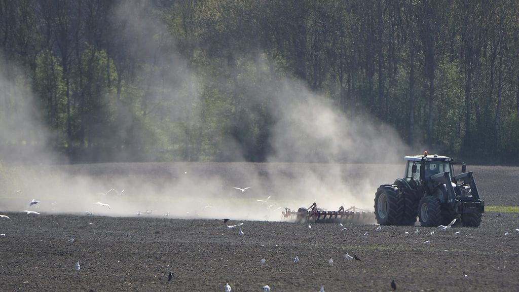 Koko maata lämmittävä helleaalto on kiihdyttänyt kevätkylvöjä maan etelä- ja keskiosissa.