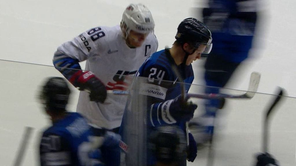 Patrick Kane iski Kasperi Kapasta törkeästi alaselkään USA:n ja Suomen ottelussa.