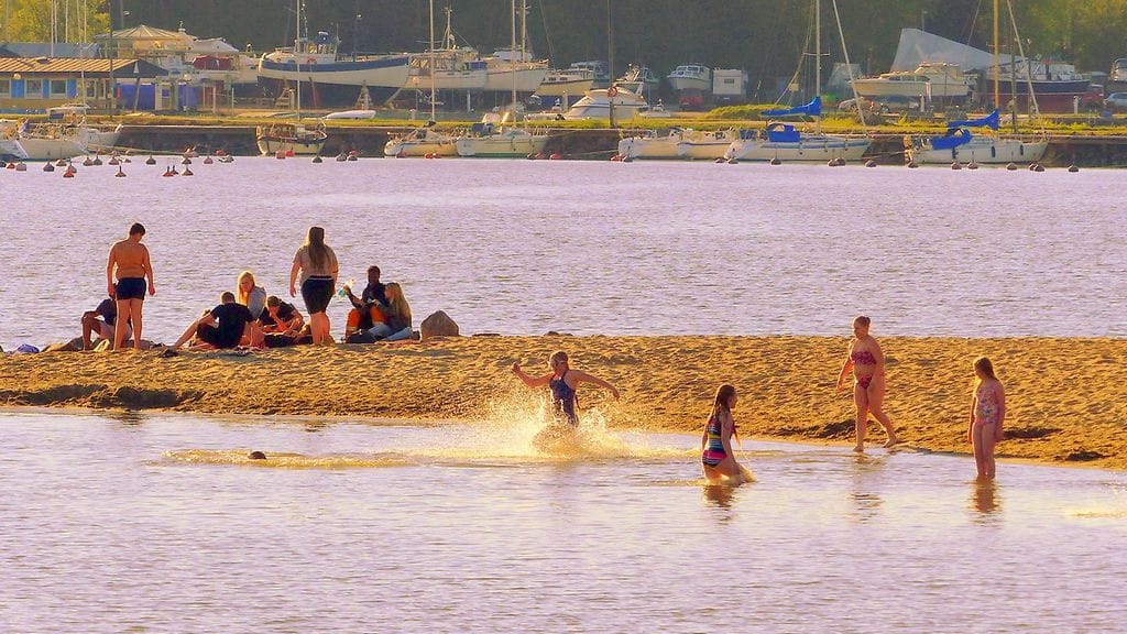 Matti Hietalan ottamassa kuvassa nautitaan hellepäivästä pulikoimalla lämpimässä vedessä.