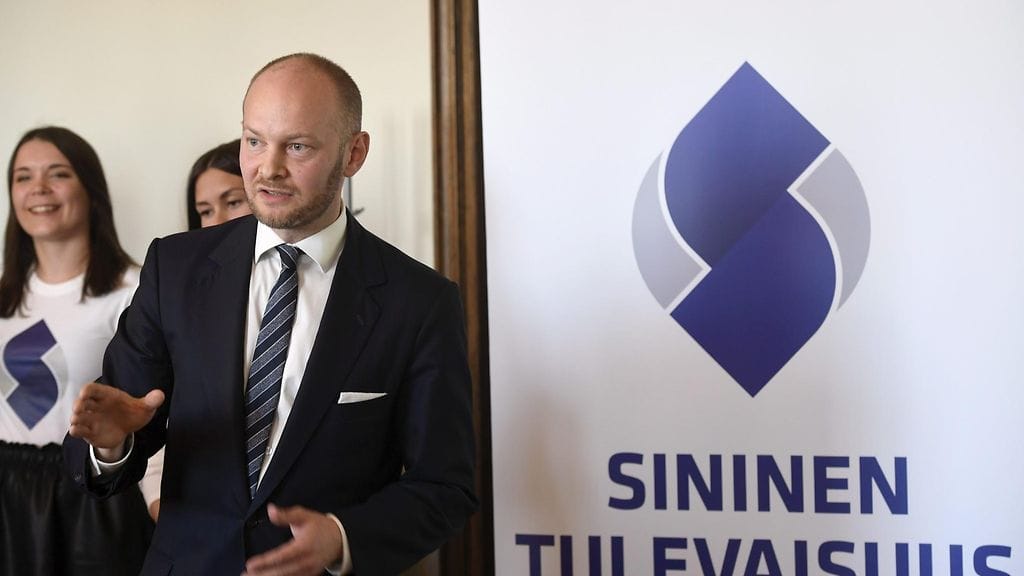 Sinisen tulevaisuuden puheenjohtaja, ministeri Sampo Terho tiedotustilaisuudessa ryhmähuoneessa eduskunnassa 16. toukokuuta 2018.