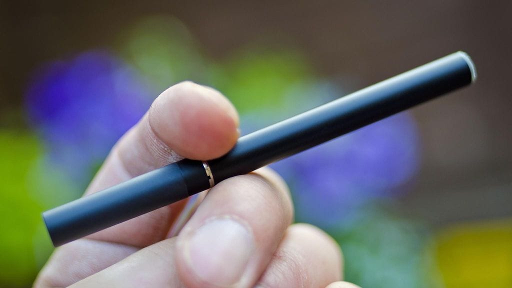 WHO:n mukaan sähkötupakointi on kiistatta haitallista terveydelle. Kuvituskuva.