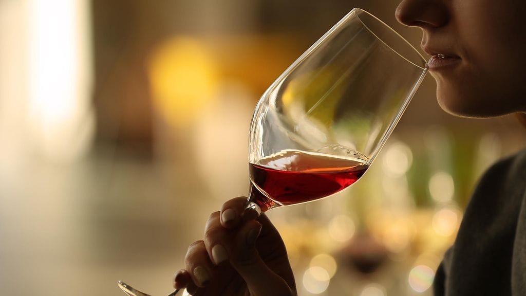 nainen viini viinilasi