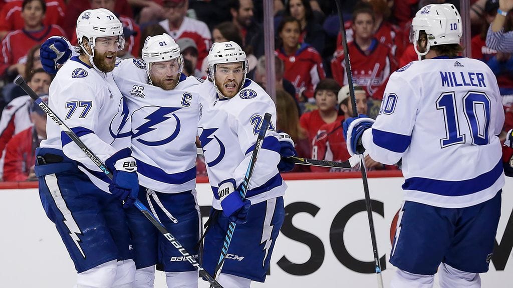 Steven Stamkos (toinen vasemmalta) tykitti seurahistoriaa, kun Tampa Bay Lightning tasoitti NHL-välieräsarjan Washington Capitalsia vastaan lukemiin 2-2.