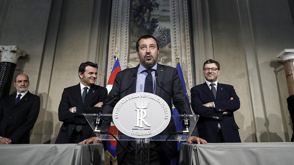 Italian sisäministeri Matteo Salvinin (keskellä) läheisen avustajan epäillään vastaanottaneen venäläistä öljyrahaa puolueelle.