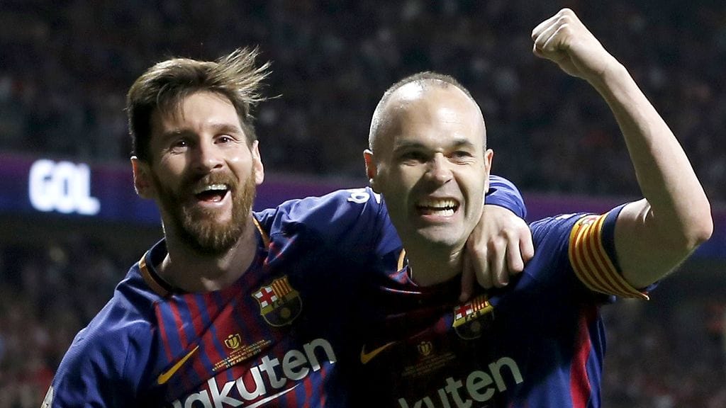 Muun muassa Lionel Messi (vasemmalla) sai seurata haltioituneena, kun FC Barcelona julkaisi upean muisteluvideon seuran jättävästä legendasta Andrés Iniestasta.
