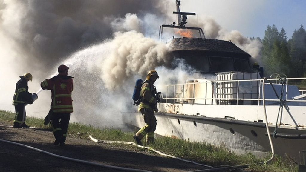 Isokokoinen huvijahti syttyi aamupäivällä tuleen Lappeenrannassa Saimaan kanavassa. Aluksessa oli neljä miestä, jotka pelastautuivat hyppäämällä rantaan. Yksi heistä vietiin sairaalaan tarkistettavaksi savun hengittämisen takia.