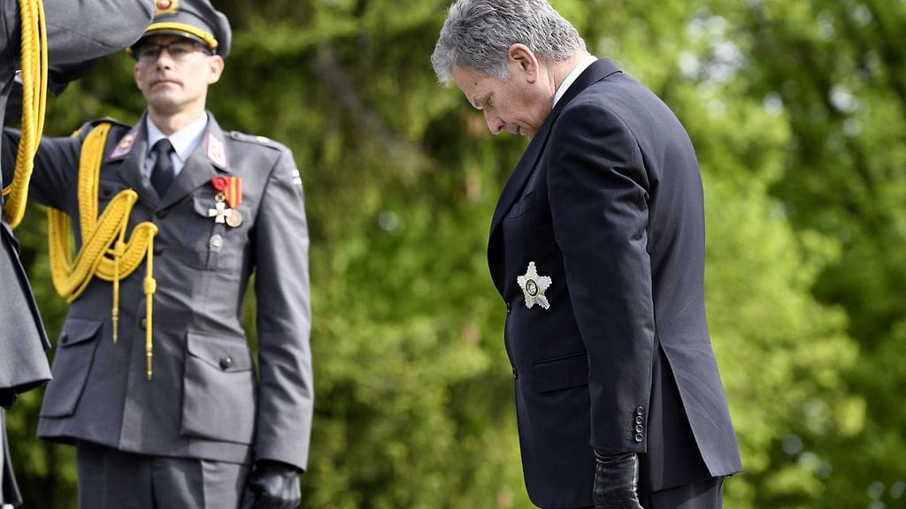 Tasavallan presidentti Sauli Niinistö laski seppeleen Helsingin Hietaniemen hautausmaan Sankariristille kaatuneitten muistopäivänä sunnuntaina 20. toukokuuta 2018.