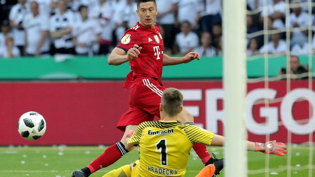 Lukas Hradecky oli pysäyttämässä muun muassa puolalaistähden Robert Lewadowskin Saksan cupin finaalissa lauantaina.