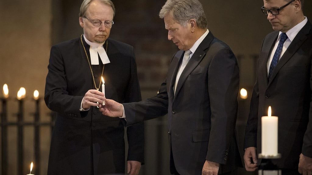 Arkkipiispa Kari Mäkinen johti muistohetkeä Turun tuomiokirkossa 20. toukokuuta 2018. Sisällissodan yhteistä muistopäivää vietettiin Turussa kaatuneitten muistopäivänä. Tilaisuuteen osallistuivat myös tasavallan presidentti Sauli Niinistö ja pääministeri Juha Sipilä (oik.).