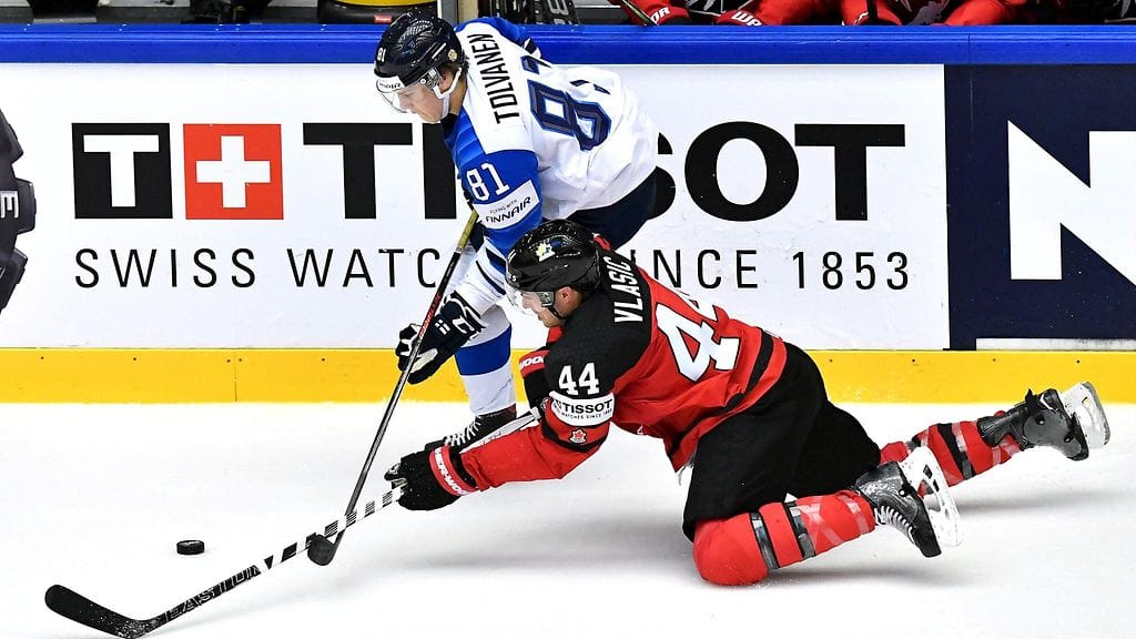 Marc-Edouard Vlasic konttaa Eeli Tolvasen jaloissa MM-kisoissa.