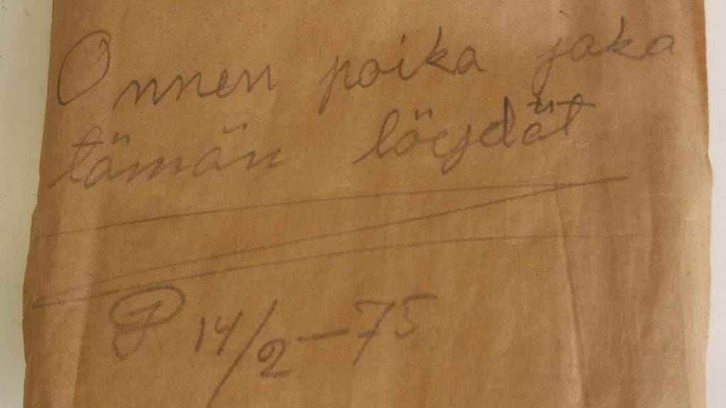 Yli 40 vuotta vanha pulloposti löytyi remontoitavan talon rakenteista Tampereella. Kuva: Jere Häkkinen.