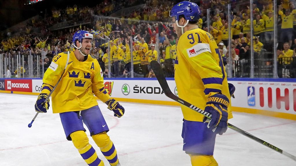 Magnus Pääjärvi (oikealla) täräytteli ilmoille suomea, kun Ruotsi juhli MM-kultaa.