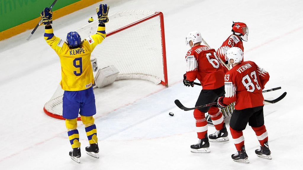 Joel Vermin (oikealla) joutui lopulta katselemaan Ruotsin mestaruusjuhlia kevään MM-kisojen finaalin päätteeksi.