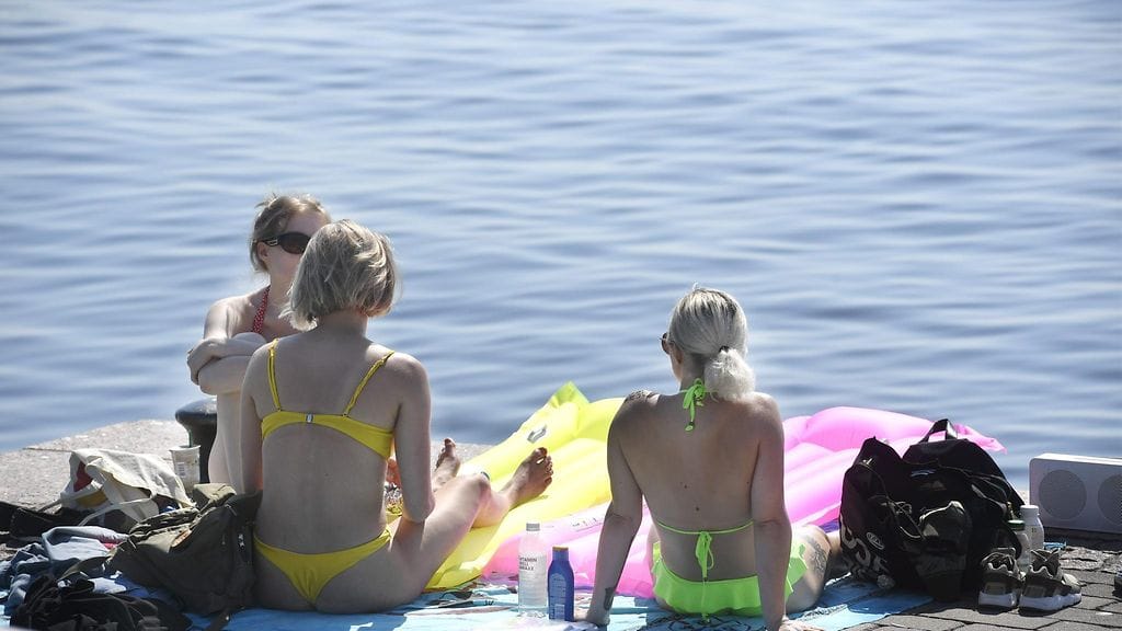 Auringonpalvojat nauttivat helteistä Helsingin Eiranrannassa 17. toukokuuta.