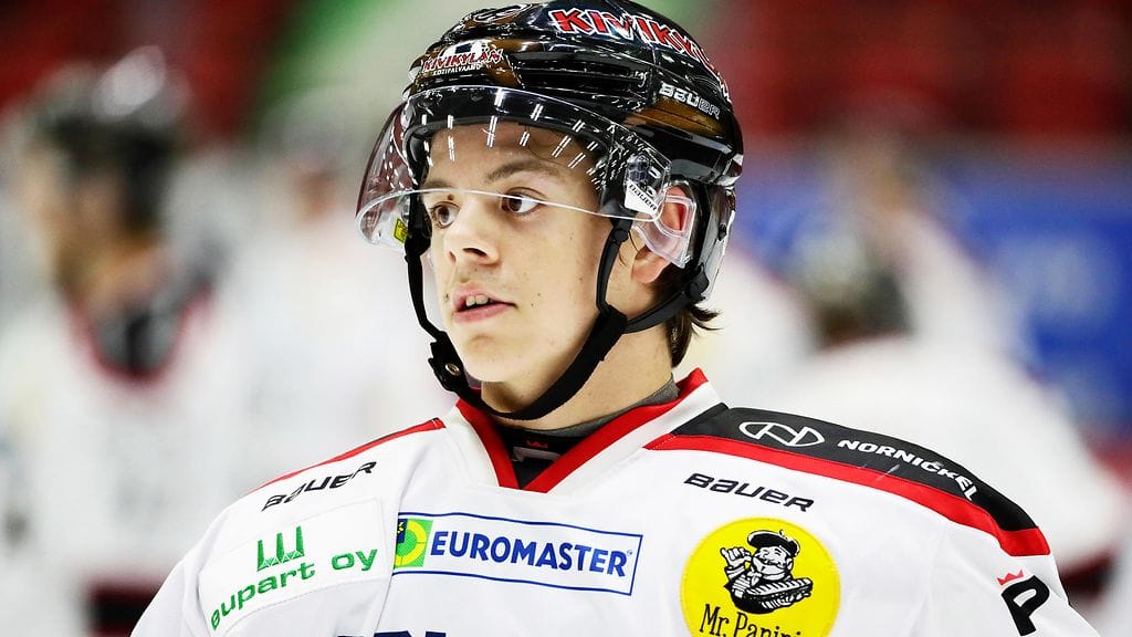 Jesperi Kotkaniemi muisti MM-pokaalin kanssa Ässien edesmennyttä huoltajaa Harri Palosta.