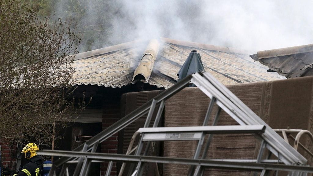 Pelastuslaitos jatkoi maan tasalle palaneen paritalon jälkisammutusta Oulunsalossa Oulussa 22. toukokuuta 2018.
