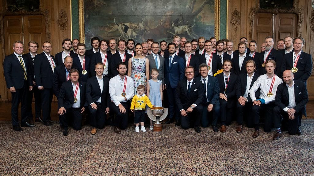 Jääkiekon MM-sankarit Ruotsin kuninkaallisten seurassa.