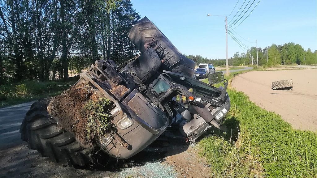 Kuuminaisten traktori lensi törmäyksessä ympäri, mutta molemmat kyydissä olleet pojat selvisivät.