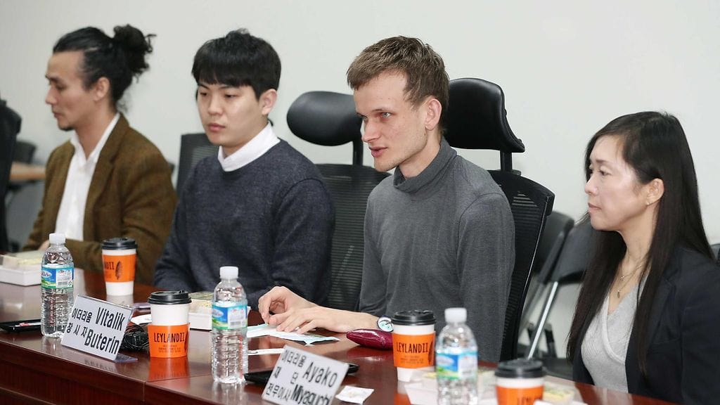Kryptovaluutta Ethereumin Vitalik Buterin on toinen oikealta.