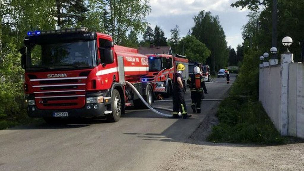 Kuvaa tulipalopaikalta. Paloa oli sammuttamassa useita pelastuslaitoksen yksiköitä.