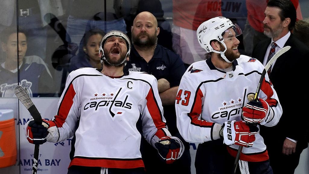 Aleksandr Ovetshkin (vasemmalla) ja Washington Capitals pääsivät juhlistamaan Stanley Cup -finaalipaikkaa.