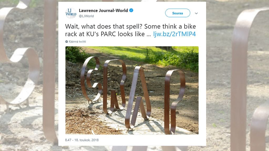 Kansasilaisesta yliopistosta löytyy nyt pyöräteline, joka kertoo kyseenalaista viestiä – ainakin tietystä kulmasta! Kuvan lähde Twitter