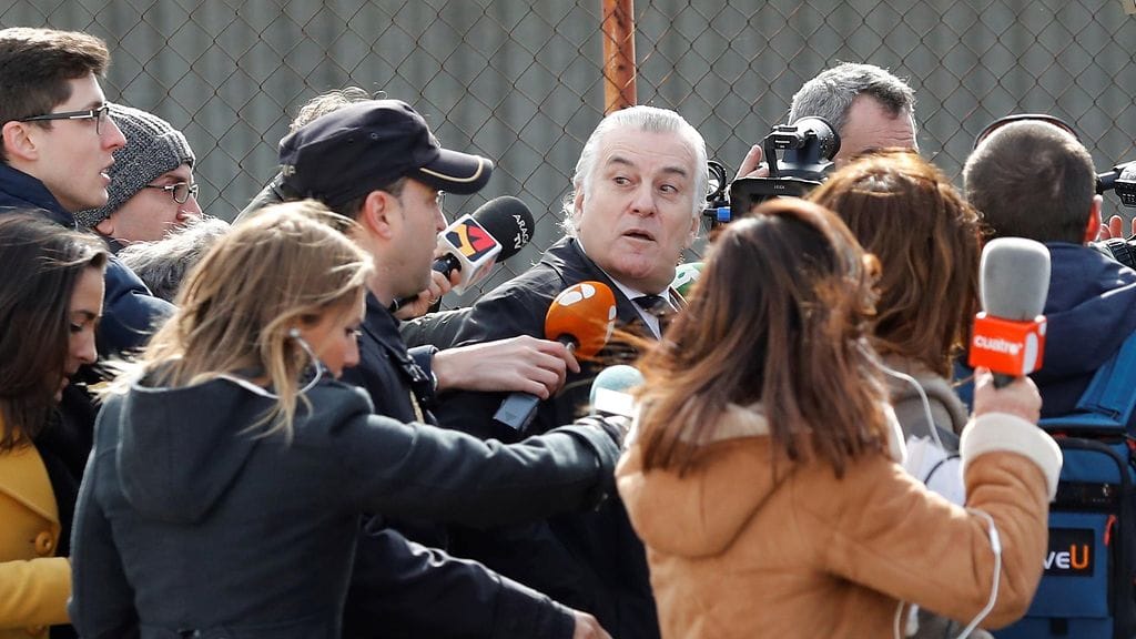 Luis Barcenas median piirittämänä helmikuussa.