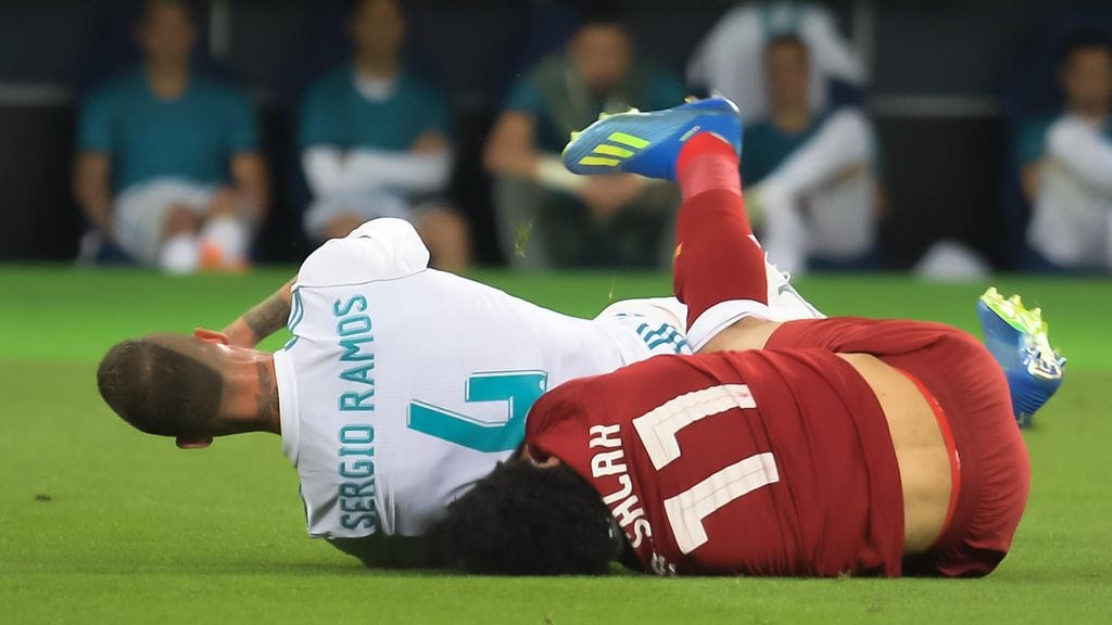 Real Madridin espanjalaiskapteeni Sergio Ramos vetäisi Liverpoolin egyptiläislaiturin Mohamed Salahin kohtalokkaasti maahan lauantaina Mestarien liigan finaalissa.