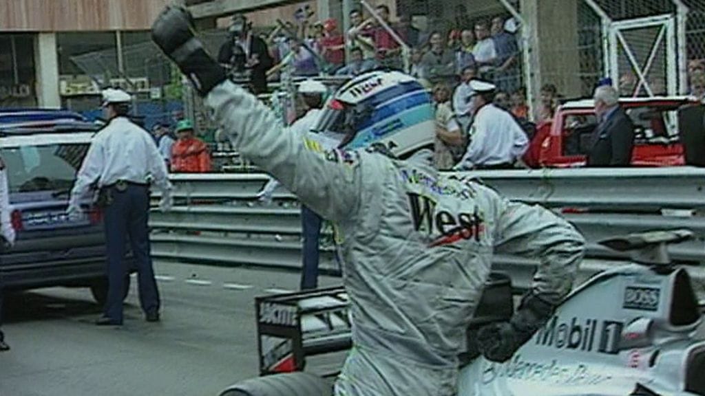 Mika Häkkinen tuulettaa Monacon GP:n paalupaikkaa 1998.
