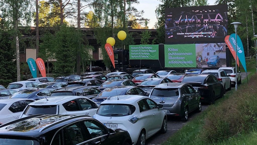 Sähköautojen ensimmäinen drive in -elokuvailta herätti kiinnostusta. Kaikki halukkaat osallistujat eivät mahtuneet mukaan.