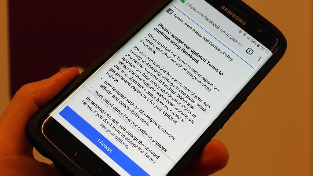 Saksassa korkein oikeus on tehnyt merkittävän ennakkopäätöksen, jonka mukaan kuolleen perilliset perivät esimerkiksi Facebookissa olevat henkilökohtaiset tiedot.