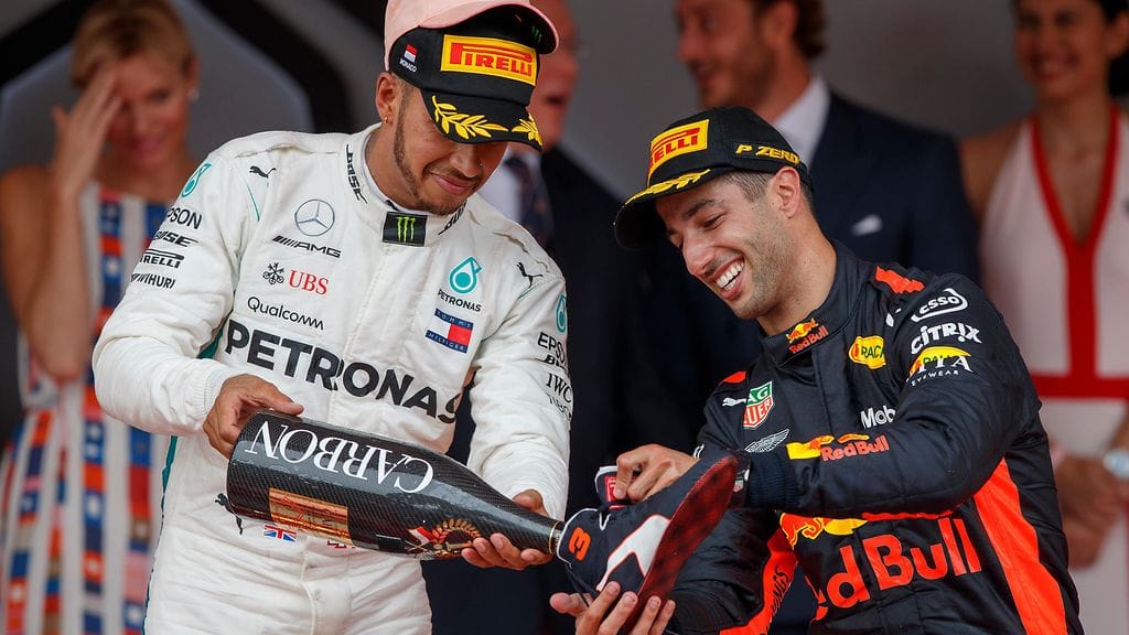 Lewis Hamilton (vasemmalla) ja Daniel Ricciardo (oikealla) juhlivat Monacon GP:n palkintopallilla.