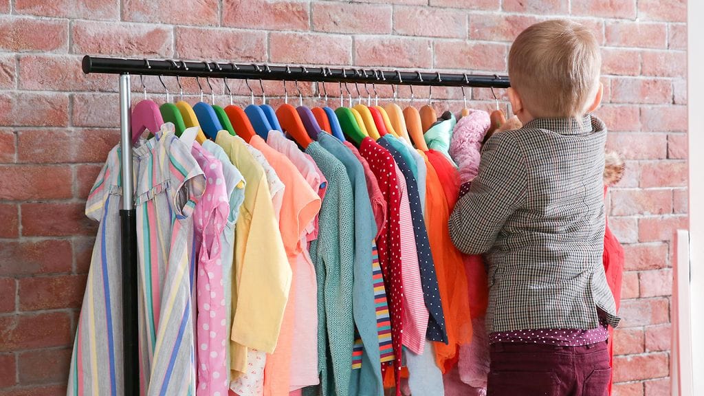 Lapsen käsitys sukupuolestaan alkaa muotoutua jo muutaman vuoden iässä. Kuvituskuva.