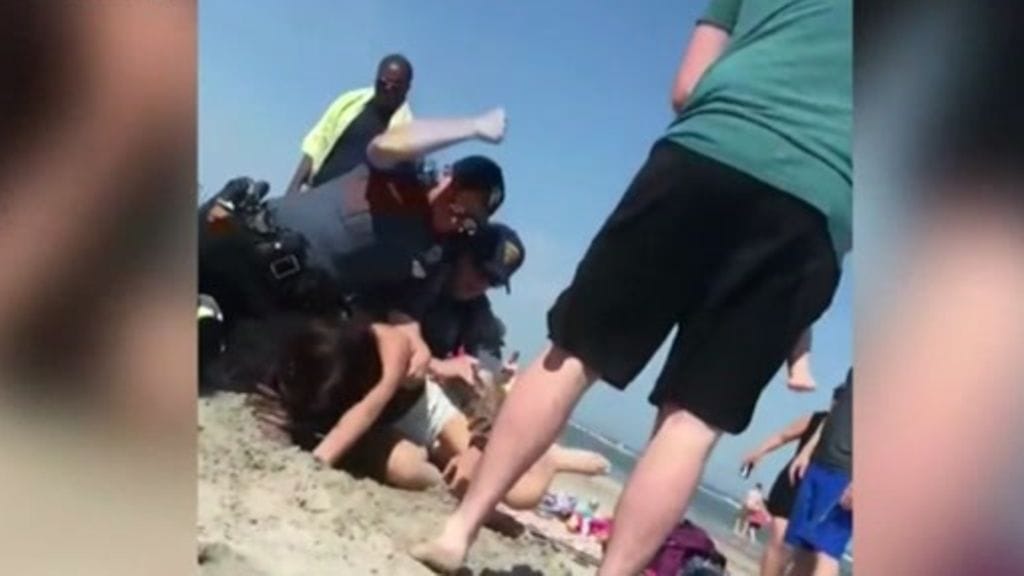 Poliisi lyö 20-vuotiasta naista uimarannalla pidätyksen yhteydessä.