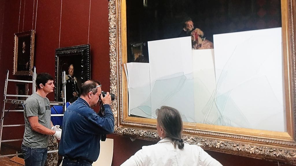 Ilkivallasta kärsinyt Iivana Julma -taulu maanantaina Moskovan Tretyakovin galleriassa. Juopunut mies löi perjantaina maalausta suojaavan lasin rikki, minkä johdosta teoskin vaurioitui.