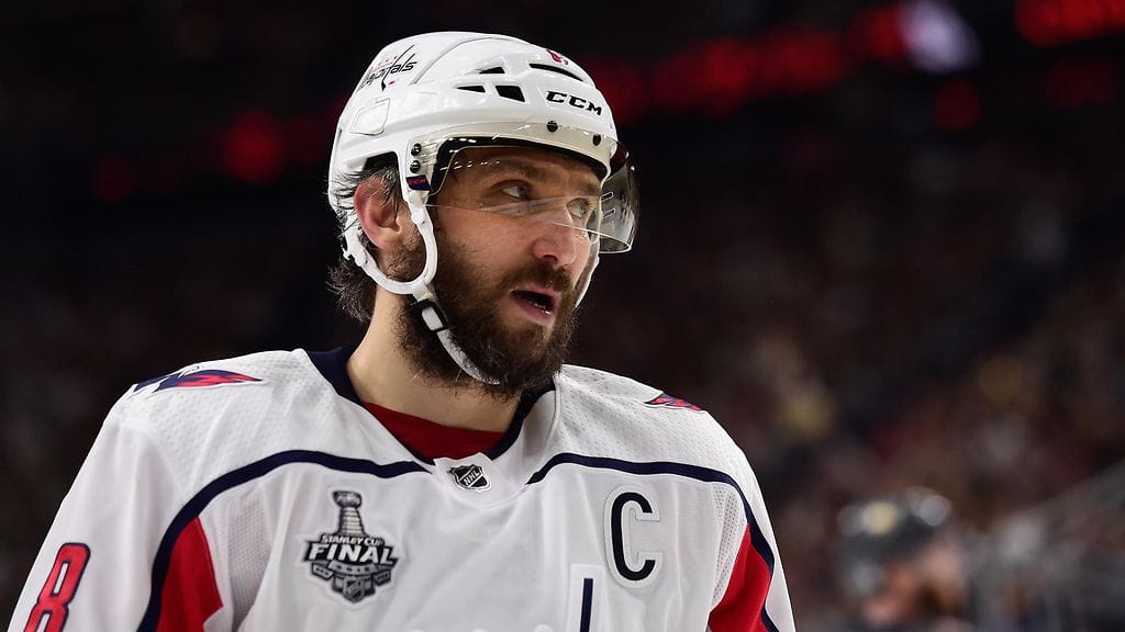 Washington Capitalsin Aleksandr Ovetshkin sai kiekon naamaansa NHL:n Stanley Cupin 1. finaalissa Vegas Golden Knightsia vastaan.