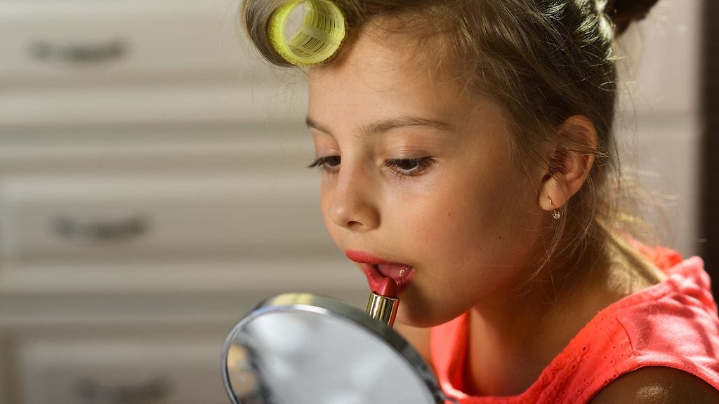 Äidin mukaan muutkin pikkutytöt meikkaavat – mutta salaa. Kuvituskuva.