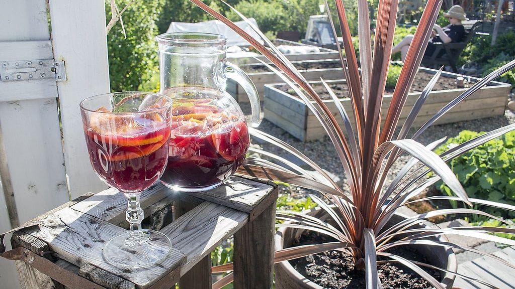 Hedelmäinen sangria on näyttävä juoma, jota kehtaa tarjoilla myös kesän juhlissa.