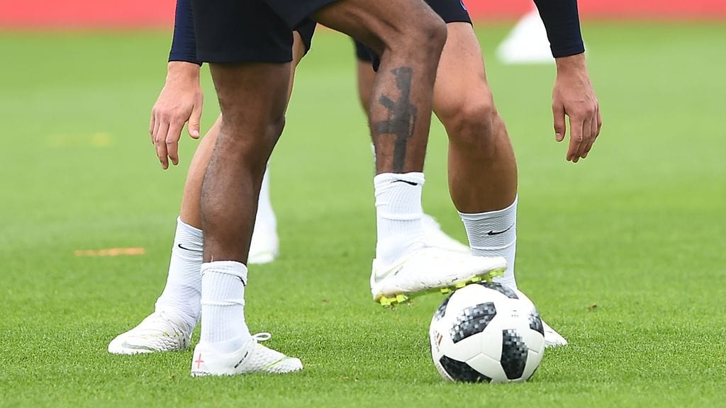 Raheem Sterlingin asetatuointi nostatti kohun Englannissa.