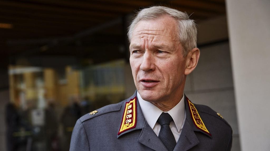 Ari Puheloinen työskenteli Puolustusvoimain komentajana viisi vuotta elokuusta 2009 elokuuhun 2014, jolloin hän jäi eläkkeelle.