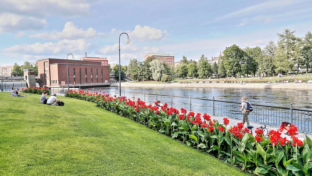 Laikunlava on lähellä Tammerkosken rantaa Tampereella.