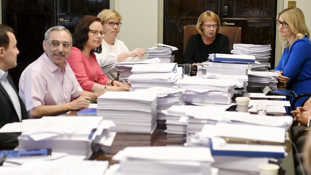 Perustuslakivaliokunnan kokous alkoi puheenjohtaja Annika Lapintien johdolla Helsingissä 30. toukokuuta 2018.